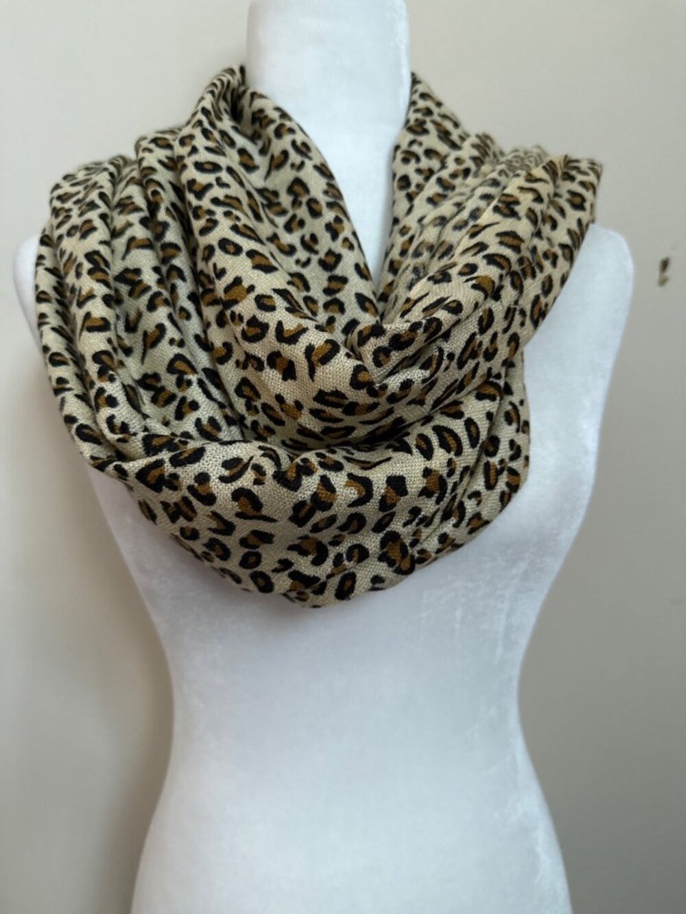 Women Pashmina Leopard Print Scarf 34 1/2" X 27" !00% Pashmina Fringe Hem